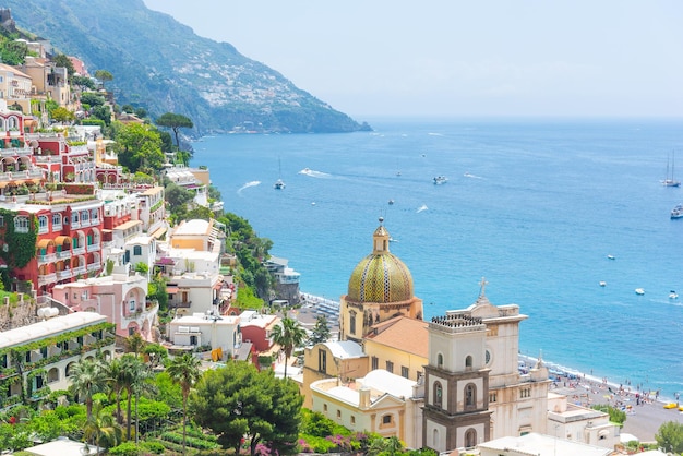Weltberühmtes Positano an einem sonnigen Tag Amalfiküste Italien