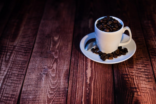 Weltkaffeetag Konzept weiße Porzellantasse mit Kaffeebohnen