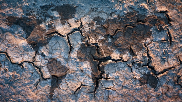 Weltkarte mit getrockneter und gebrochener Bodenbeschaffenheit