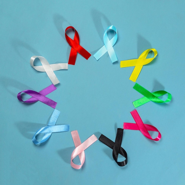 Weltkrebstag Bunte Bänder Krebsbewusstsein blauer Hintergrund Internationale Agentur für Krebsforschung