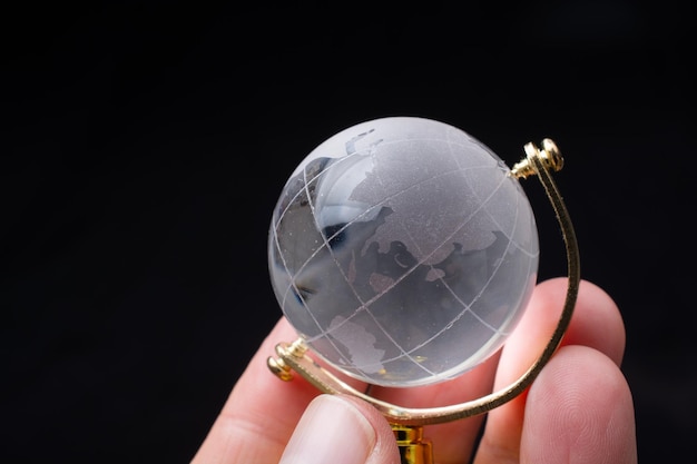 Weltkugel Kristallglas in der Hand Globales Geschäft und Wirtschaft Umwelt- oder Ökologiekonzept