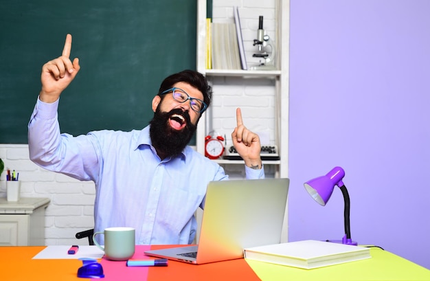Weltlehrertagporträt des männlichen Studenten in der kreativen glücklichen lächelnden Studentin der Universität in der Brille