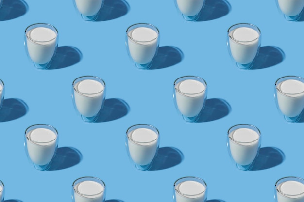 Weltmilchtag Muster auf blauem Hintergrund Ein Glas Milch Muster