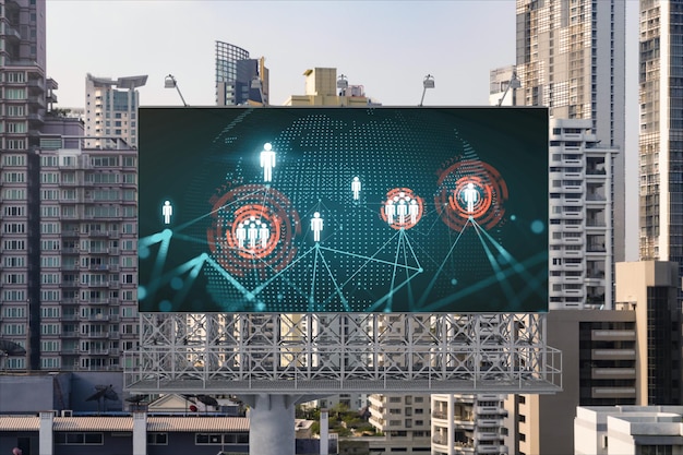 Weltplaneten-Erdkarten-Hologramm und Social-Media-Symbole auf Plakatwand über Panorama-Stadtansicht von Bangkok Südostasien Das Konzept der Vernetzung und Verbindungen von Menschen