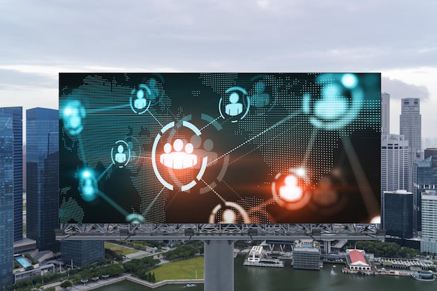 Weltplaneten-Erdkarten-Hologramm und Social-Media-Symbole auf Plakatwand über Panorama-Stadtansicht von Singapur Südostasien Das Konzept der Vernetzung und Verbindungen von Menschen
