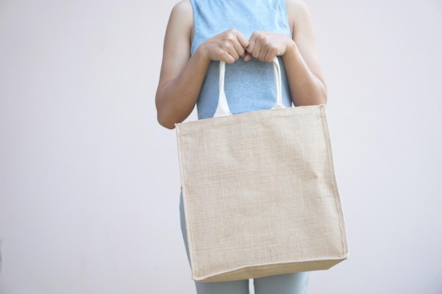 Weltplastikfreier Tag Frauen nutzen beim Einkaufen Stofftaschen statt Plastiktüten