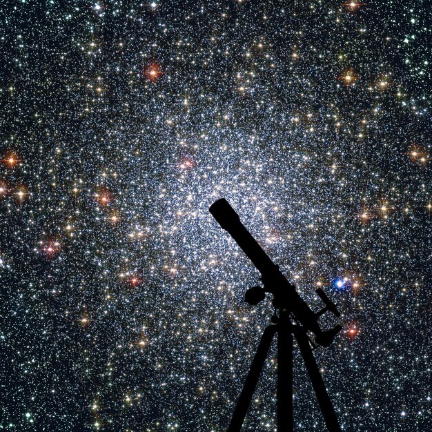 Foto weltraumhintergrund mit silhouette des teleskop-kugelsternhaufens