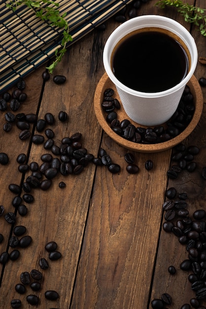 Weltraumkaffee in Pappbecher auf Holz