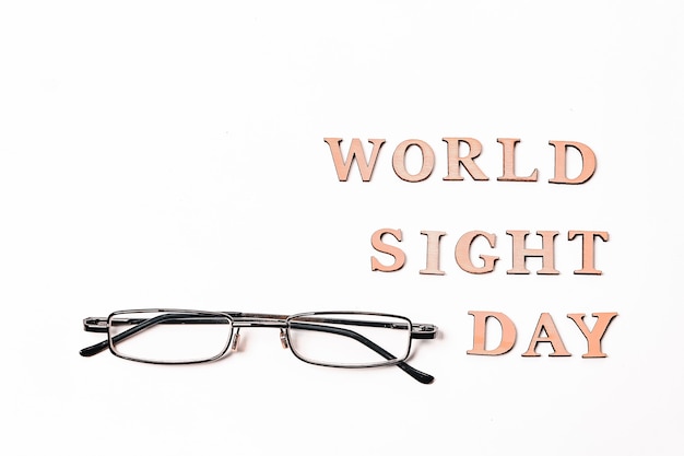 Weltsichttag am oktober kopierraum brille zur verbesserung der ansicht von oben flach