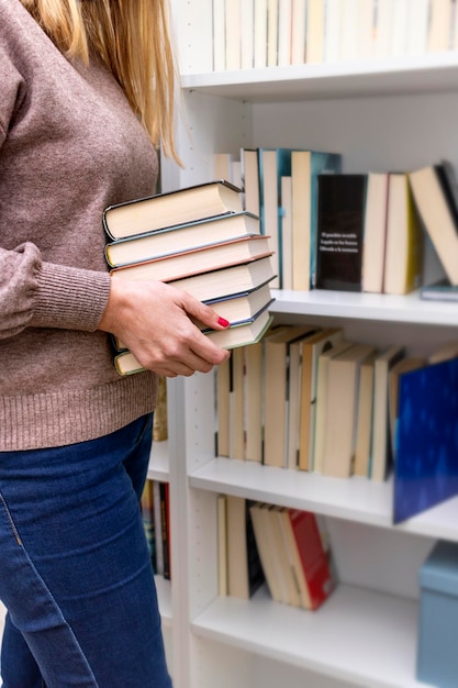 Welttag des Buches Konzept Kaufende Bücher des jungen Mädchens