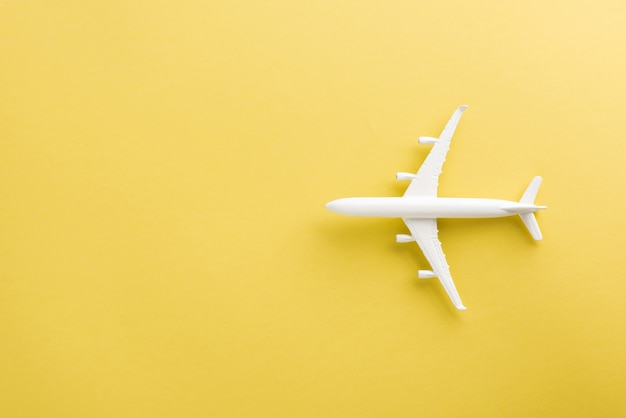 Welttourismustag Draufsicht flache Lage des minimalen Spielzeugmodellflugzeugs
