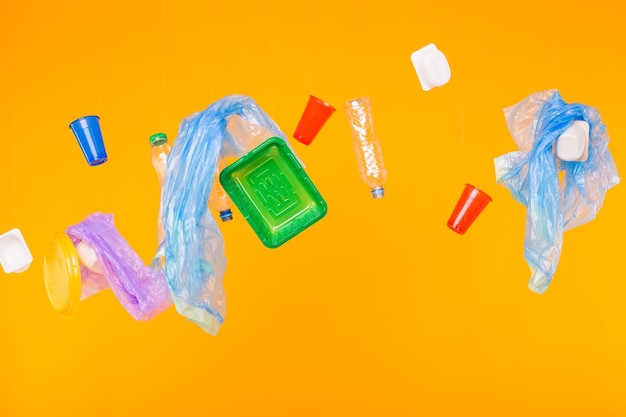 Weltumwelttag, Kunststoffrecyclingproblem und Umweltkatastrophenkonzept - Kunststoff