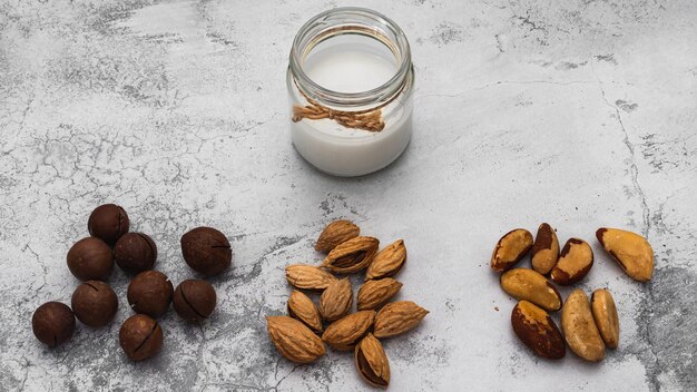 Weltvegantag Nussmilch mit Mandel-Macadamia-Paranussnüssen Laktosefrei auf pflanzlicher Basis Selektiver Fokus