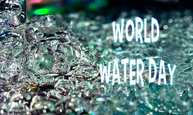 Weltwassertag mit Tautropfen auf einer blauen Oberfläche, die Hydratation und Erhaltung betonen