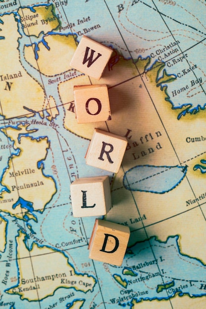 Weltwort in Holzblöcken auf einer alten Reisekarte geschrieben