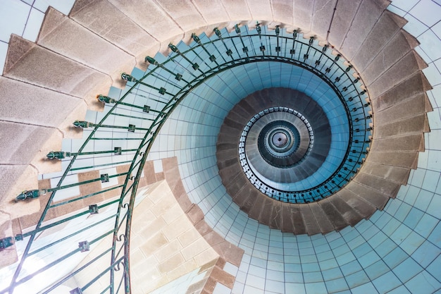 Wendeltreppe und blauer Opal im Inneren des Leuchtturms