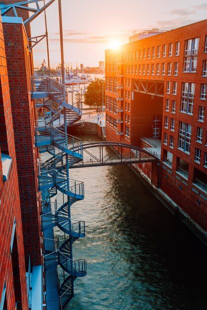 Wendeltreppenbrücke über den Kanal und rote Backsteingebäude im alten Lagerhausviertel