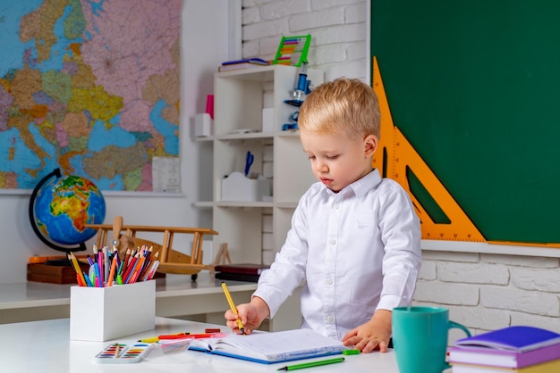 Wenig bereit zu lernen Kleine Kinder im Schulunterricht Kind zu Hause studieren und Bildung zu Hause