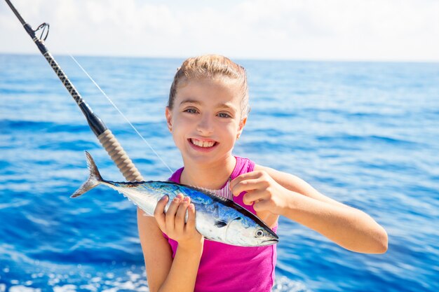 Wenig thunfisch des kindermädchenfischthunfischs glücklich mit fischfang