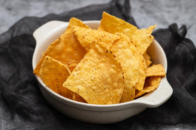 Wenige mexikanische Nachos-Chips in einer kleinen Schüssel