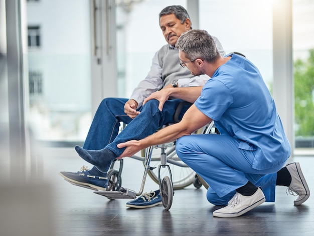 Wenn deine Gelenke einfach nicht mehr das sind, was sie einmal waren Aufnahme einer Krankenschwester, die einem älteren Mann im Rollstuhl hilft