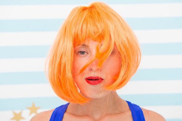 Wenn die Party vorbei ist. Chaos. verrücktes Mädchen bläst Haare und hat es im Chaos. Chaos im Lebenskonzept. keine zeit für frisuren. nach dem Jubiläum. verrücktes Mädchen mit zerzausten orangefarbenen Haaren.