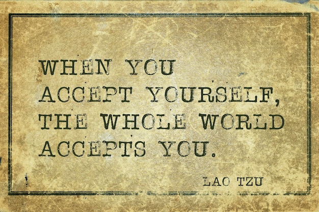 Wenn Sie sich selbst akzeptieren, der alte chinesische Philosoph Lao Tzu Zitat auf Grunge Vintage Karton gedruckt