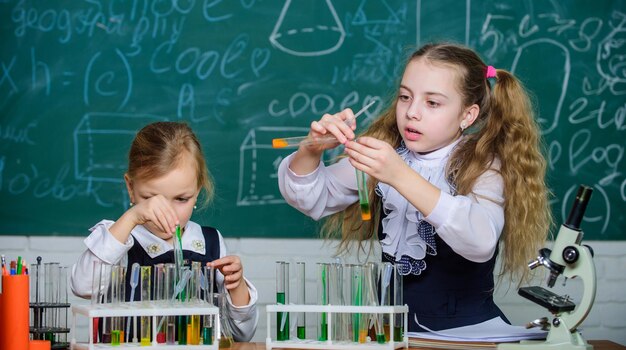 Wenn Sie zunächst keinen Erfolg haben, versuchen Sie ein anderes Experiment Kleine Schulkinder, die Reagenzgläser für Laborexperimente halten Kleine Mädchen, die Experimente im Klassenzimmer durchführen Demonstration und Experiment