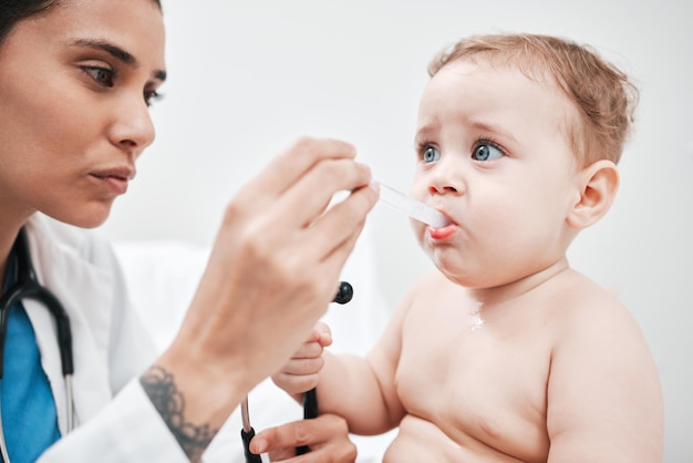 Wer trocknet seine Augen, wenn das Leben auseinanderbricht Aufnahme einer Kinderärztin, die ihrer Patientin Medikamente in einer Klinik gibt