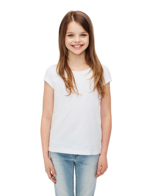 Werbe- und T-Shirt-Designkonzept - lächelndes kleines Mädchen im weißen leeren T-Shirt über weißem Hintergrund