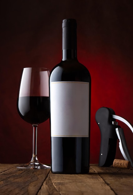 Werbefoto von Glas und Flasche Rotwein mit leerem Etikett und einem rostigbraunen Hintergrund-Mockup