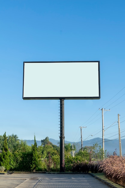 Werbetafel mit weißem Hintergrund. vertikale Ausrichtung. Plakat