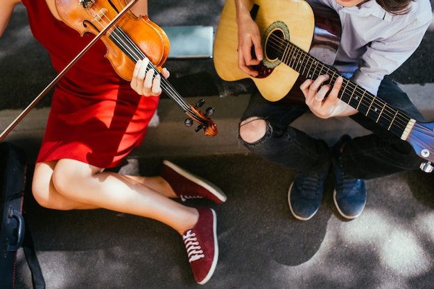 Werbung für Musikinstrumente. Gitarren-Geigenreparaturwerkstatt-Konzept shop