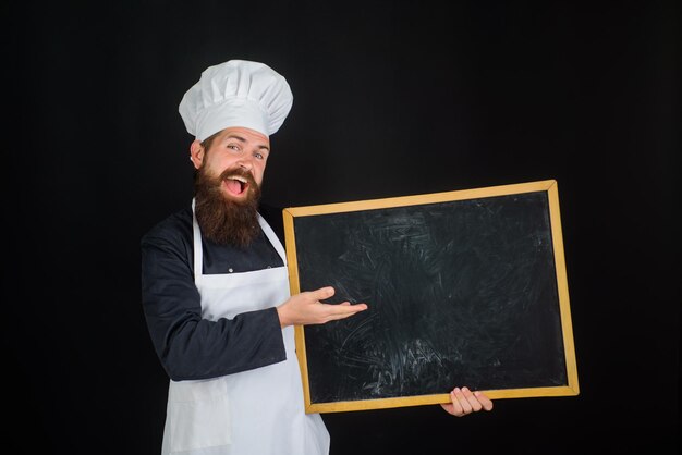 Werbung glücklicher Koch halten Tafel lächelnder Koch oder Bäcker mit leerem Menü des leeren Brettes