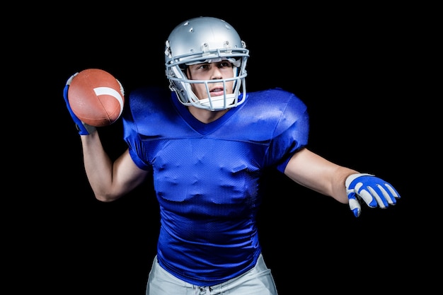 Werfender Ball des ernsten Fußballspielers