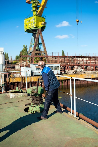 Werftarbeiter auf Trockenbetondock