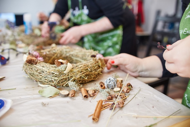 Werkstatt Handarbeit machen Weihnachtskränze