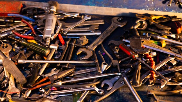 Werkstattszene Werkzeuge und Schraubenschlüssel in Nahaufnahme auf der Wandtafel