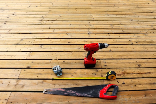 Werkzeug zum Reparieren einer alten Holzterrasse