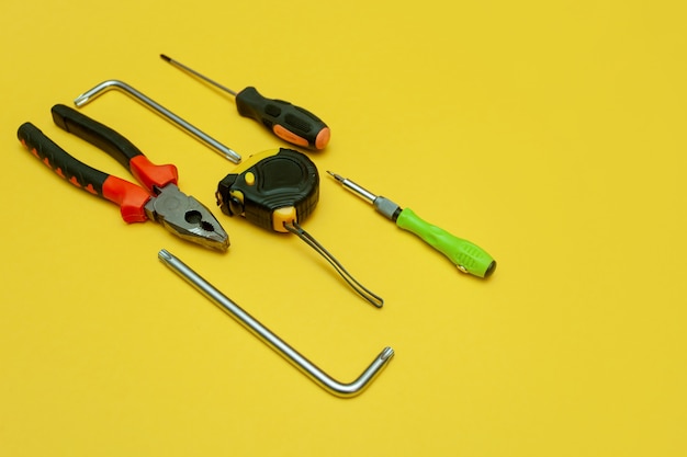 Werkzeuge auf isoliertem gelbem Hintergrund