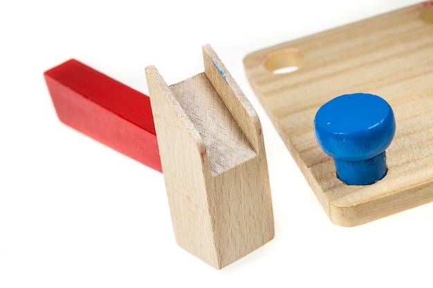 Werkzeuge aus Holz, Nuss und Bolzenspielzeug bunt für Kinder.