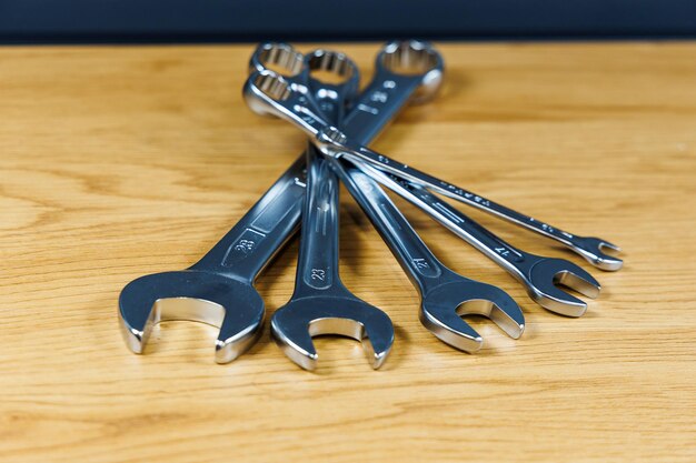 Foto werkzeuge für den baumeister ein satz metallschlüssel mit unterschiedlichen durchmessern