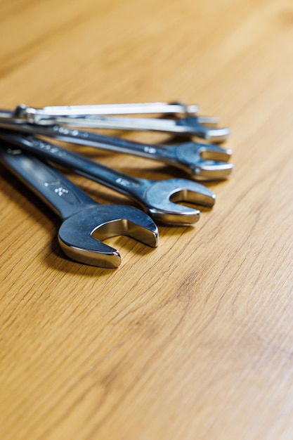 Werkzeuge für den Baumeister Ein Satz Metallschlüssel mit unterschiedlichen Durchmessern