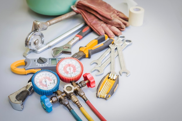 Werkzeuge für die Reparatur und Wartung von Klimaanlagen.