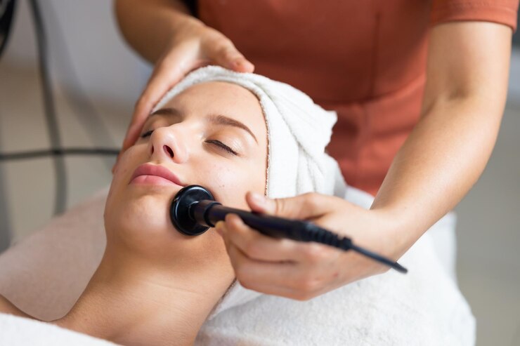 Foto werkzeuge für gesichtsmaskenbehandlung schöne kaukasische frau erhält eine gesichtsmassage in einem schönheits-spa und wellness-zentrum gesichtsbehandlung und hautpflege-konzept