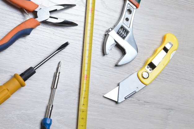 Werkzeuge für kleinere Reparaturen zu Hause sind auf der Arbeitsplatte. Sicht von oben.