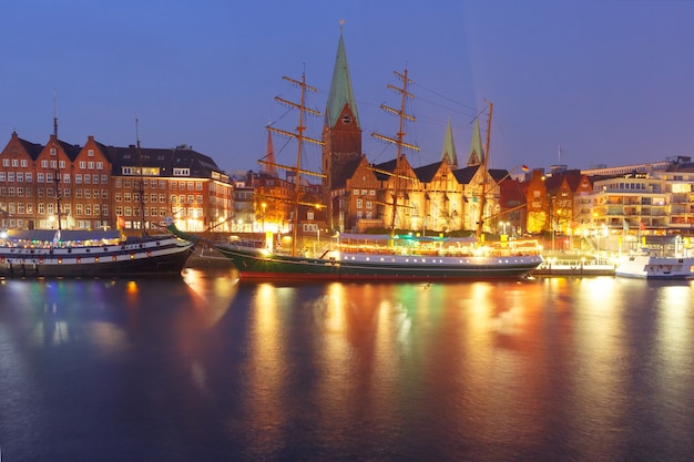 Weser und Kirche St. Martin, Bremen, Deutschland