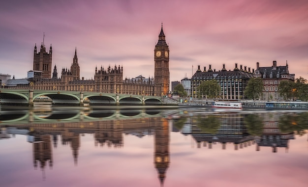 Westminster Abbey und Big Ben über der Themse in London mit Reflexion über den Fluss