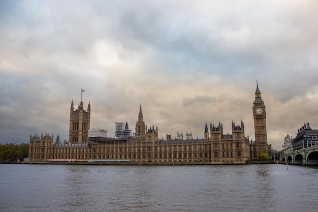 Westminster Palace und Big Ben entlang der Themse mit Westminster Bridge in London England