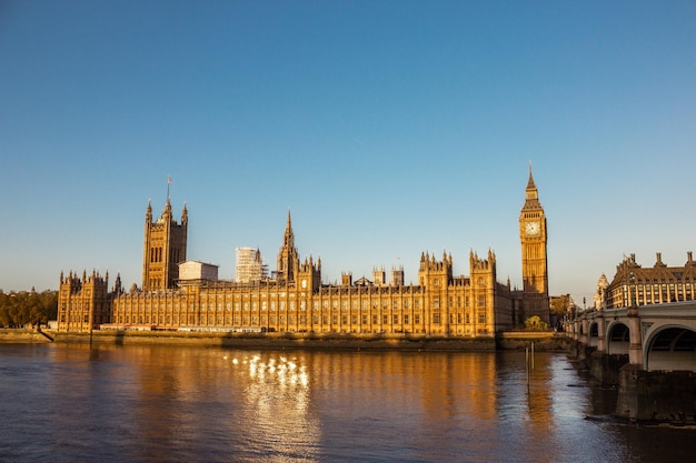 Westminster Palace und Big Ben entlang der Themse mit Westminster Bridge in London England